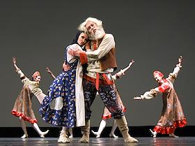 Дефиле костюмов, созданных по эскизам Народного художника России Ивана Глазунова-Бенуа и Ольги Глазуновой, и открытая репетиция с участием народного артиста России Фаруха Рузиматова и заслуженного артиста России Игоря Колба в преддверии премьеры реконструкции балета 'Сказка о рыбаке и рыбке' Ирины Сафоновой