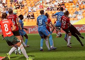 Winline Суперкубок России по футболу среди женских команд 2025. Матч между командами 'Локомотив' (Москва) и 'Зенит' (Санкт-Петербург) на стадионе 'Екатеринбург Арена'