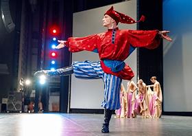 Дефиле костюмов, созданных по эскизам Народного художника России Ивана Глазунова-Бенуа и Ольги Глазуновой, и открытая репетиция с участием народного артиста России Фаруха Рузиматова и заслуженного артиста России Игоря Колба в преддверии премьеры реконструкции балета 'Сказка о рыбаке и рыбке' Ирины Сафоновой