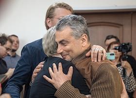 Заседание по избранию меры пресечения заместителю председателя партии 'Яблоко' Льву Шлосбергу (признан иноагентом), обвиняемому в повторной дискредитации армии, в Псковском городском суде