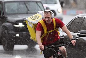 Жанровая фотография. Витрины магазинов с российскими брендами