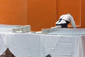 Жанровые фотографии. Сервировка фуршетного стола перед XXIII церемонией чествования лучших выпускников ВУЗов Санкт-Петербурга в Атриуме Комендантского дома Петропавловской крепости