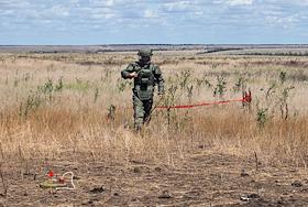 Саперы ВС РФ проводят разминирование на освобожденных территориях Донецкой Народной Республики (ДНР)