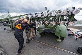 Подготовка к празднику выпускников 'Алые паруса'. Ракетные системы залпового огня времен Великой Отечественной Войны (РСЗО) БМ-13 (Катюша) патриотического объединения «Ленрезерв», во время установки на Троицком мосту