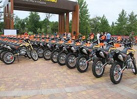 Церемония передачи правительством Ростовской области 100 кроссовых мотоциклов подразделениям Южного военного округа в зоне Специальной военной операции (СВО). Церемония прошла в парке 'Левобережный'