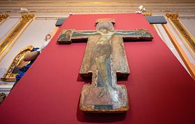 Церемония возвращения в постоянную экспозицию Эрмитажа креста с изображением распятия Христа