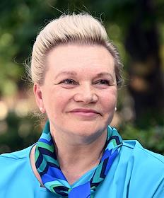 Гинеколог Любовь Ерофеева во время интервью в сквере на Тульской у памятника Даниилу Московскому