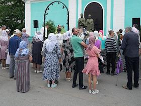 Молебен у памятника святых Петра и Февронии у церкви Иоанна Предтечи в День любви, семьи и верности в городе Новосокольники Псковской области