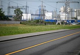 Жанровая съемка. Москва (ЮВАО). Желтая разделительная полоса по ул. Чагинская, разделяющая транспортные потоки встречных направлений