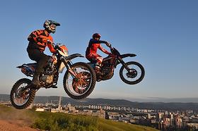 Жанровые фотографии. Тренировка по прыжкам на трамплинах эндуро мотоциклистов в Красноярске