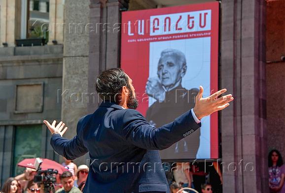 The opening ceremony of the monument to the French chansonnier and composer Charles Aznavour (Shanur Vaghinak Aznavuryan) on Aznavour Square in front of the Moscow cinema in Yerevan