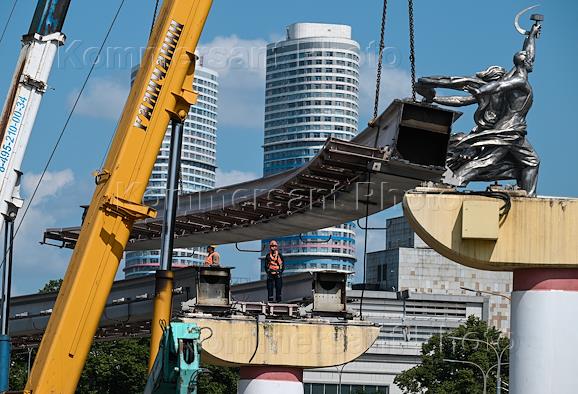 Dismantling of a section of the Moscow monorail from the Vystavochny Tsentr station to the Ulitsa Sergey Eisenstein station