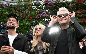 Премьерный показ клипа SHAMAN (Ярослава Дронова) на песню 'Прямо по сердцу', написанную для международного музыкального конкурса 'Интервидение', на медиафасаде здания на Новом Арбате