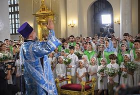 Крестный ход с Казанской иконой Божией Матери из Благовещенского собора Кремля до Казанского Богородицкого мужского монастыря