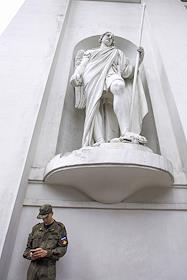 Церемония вручения дипломов выпускникам военного учебного центра Санкт-Петербургского университета телекоммуникаций на территории Собора Святой Живоначальной Троицы лейб-гвардии Измайловского полка