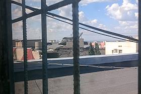 Последствие взрыва бытового газа в многоэтажном жилом доме на улице Блинова. Произошло разрушение углового подъезда с 7 по 10 этаж. По данным МЧС России, при взрыве газа погибли три человека