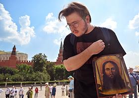 Празднование Дня крещения Руси и Дня памяти святого равноапостольного великого князя Владимира. Крестный ход с мощами святого равноапостольного князя Владимира от Успенского собора Московского Кремля к памятнику князю Владимиру на Боровицком холме. Праздничный молебен у памятника князю Владимиру