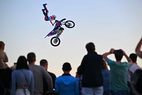 'Ночь московского спорта'. Международный фестиваль экстремальных видов спорта 'Московские экстремальные игры' с участием самых титулованных FMX-райдеров мира в Парке имени Горького