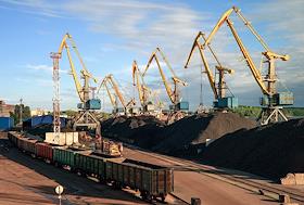 Жанровые фотографии. Погрузка угля в порту Выборга