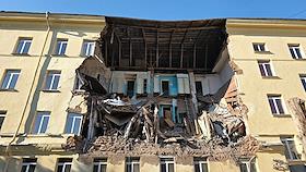 Частичное обрушение стены пятиэтажного здания на Коммунистической улице, 52а в Уфе