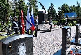 Церемония памяти погибших моряков АПЛ 'Курск' на Серафимовском кладбище