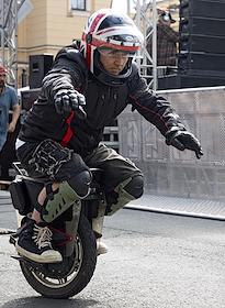 Ежегодный фестиваль 'Мотостолица 2025' на Манежной площади в Санкт-Петербурге