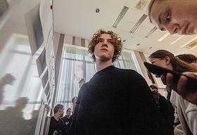 Жанровые фотографии. Абитуриенты изучают списки с результатами зачисления