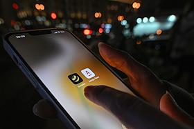 Жанровая фотография. Логотипы 'Билайн' и 'Альфа-Банк' на экране мобильного телефона