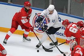 Кубок мэра Москвы по хоккею. Матч между командами 'Спартак' (Москва) и «Шанхай Дрэгонс» (Шанхай)