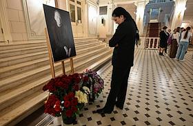 Церемония почтения памяти и возложения цветов к портрету народного артиста СССР композитора Родиона Щедрина в фойе исторического здания Государственного академического Большого театра (ГАБТ)