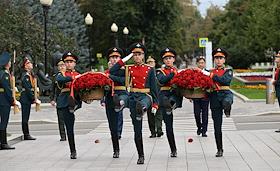 Церемония возложения цветов к памятнику Маршалу Советского Союза  А.М. Василевскому, организованное обществом российско-китайской дружбы, у здания Министерства обороны России