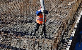 Заливка фундамента нового корпуса школы №14 Невского района. Отец Димитрий из приход святого апостола Петра, во время освящения заливки фундамента