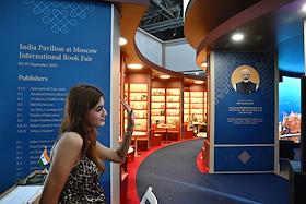 38-я Московская международная книжная ярмарка (ММКЯ) в 57-м павильоне на ВДНХ. Жанровая фотография