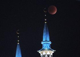 Жанровые фотографии. Красная луна над мечетью 'Кул Шариф'
