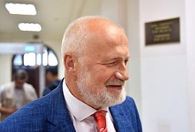 Рассмотрение дела по существу в отношении депутата Законодательного собрания (ЗакС) Санкт-Петербурга Михаила Амосова, обвиняемого в демонстрации экстремистской символики, в Калининском районном суде