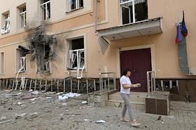 Последствия обстрела школы №20 в Донецке