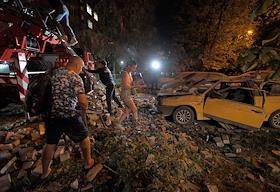 Последствия обстрела многоквартирного дома в Буденовском районе в Донецке