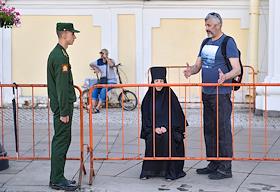 'День перенесения мощей святого князя Александра Невского и общегородской крестный ход'. Малый Крестный ход от Александро-Невской лавры к площади Александра Невского. Молебен на площади Александра Невского