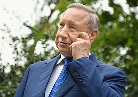 Церемония установки закладного камня на месте будущего памятника артисту Кириллу Лаврову в Ораниенбаумском сквере на Петроградской стороне