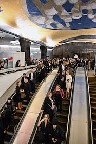 Концерт оркестра Musicaeterna под управлением Теодора Курентзиса на станции метро 'Маяковского'. Коктейль перед концертом в пентхаусе Vesper Тверская и сбор гостей на станции метро 'Маяковская'