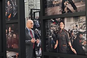 Церемония открытия фотовыставки организованной концерном  'Уралвагонзавод' 'Священный завод', посвященной 105-летию отечественного танкостроения, на Киевском вокзале. 
Авторы выставки фотохудожники Наталья Колесникова и Стоян Васев