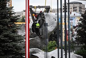 Скульптуру 'Большая глина № 4' швейцарского художника Урса Фишера установил на заднем дворе офиса компании «Новатэк» на Ленинском проспекте