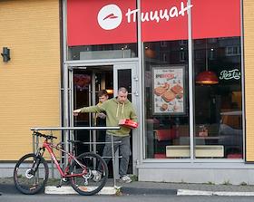 Жанровые фотографии. Сеть компании Pizza Heart и ПиццаН. Дорожная техника