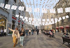 Жанровые фотографии. Инсталляция из тетрадных листов ко Дню учителя на Никольской улице