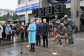 Торжественная церемония открытия скульптурной композиции 'Российские журналисты' скульптора Владимира Иванова у здания информационного агентства ТАСС на Тверском бульваре