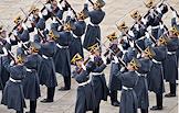 Церемония развода пеших и конных караулов Президентского полка ФСО России на Соборной площади Московского Кремля