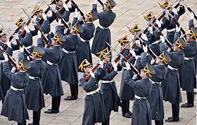 Церемония развода пеших и конных караулов Президентского полка ФСО России на Соборной площади Московского Кремля