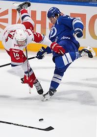 Континентальная Хоккейная Лига (КХЛ). Матч между командами 'Динамо' (Москва) - 'Локомотив' (Ярославль) на стадионе 'ВТБ Арена'