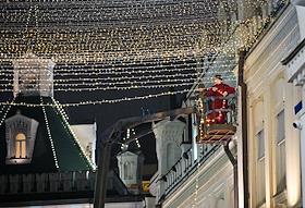 Жанровые фотографии. Подготовка новогодней иллюминации в Третьяковском проезде