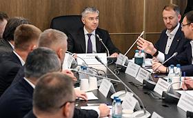 Заседание рабочей группы на тему 'Законодательное обеспечение развития легкой атлетики в РФ', проводит комитет Государственной думы (ГД) России по физической культуре и спорту в ГД России